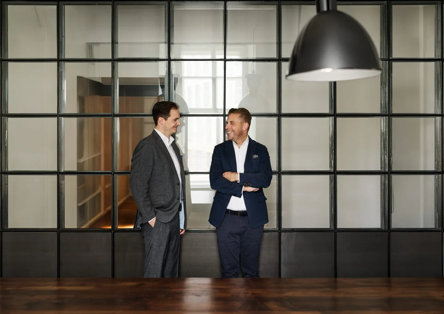 Julian Maly und Wolfgang Hank von fortalent im Gespräch vor einer Glaswand