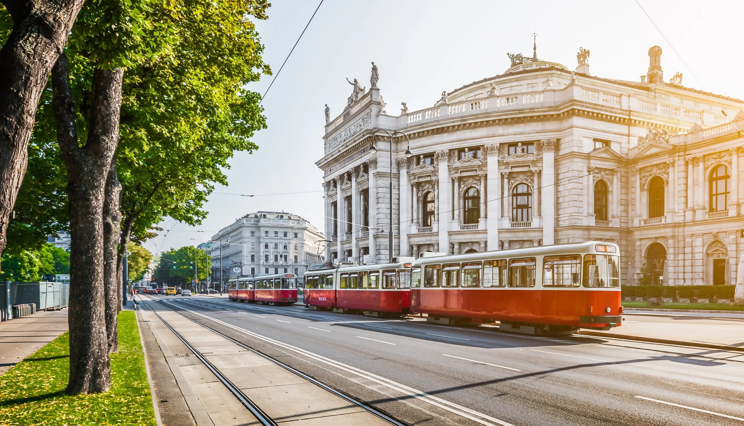 Straßenbahn vor Burgtheater, Wien/Österreich