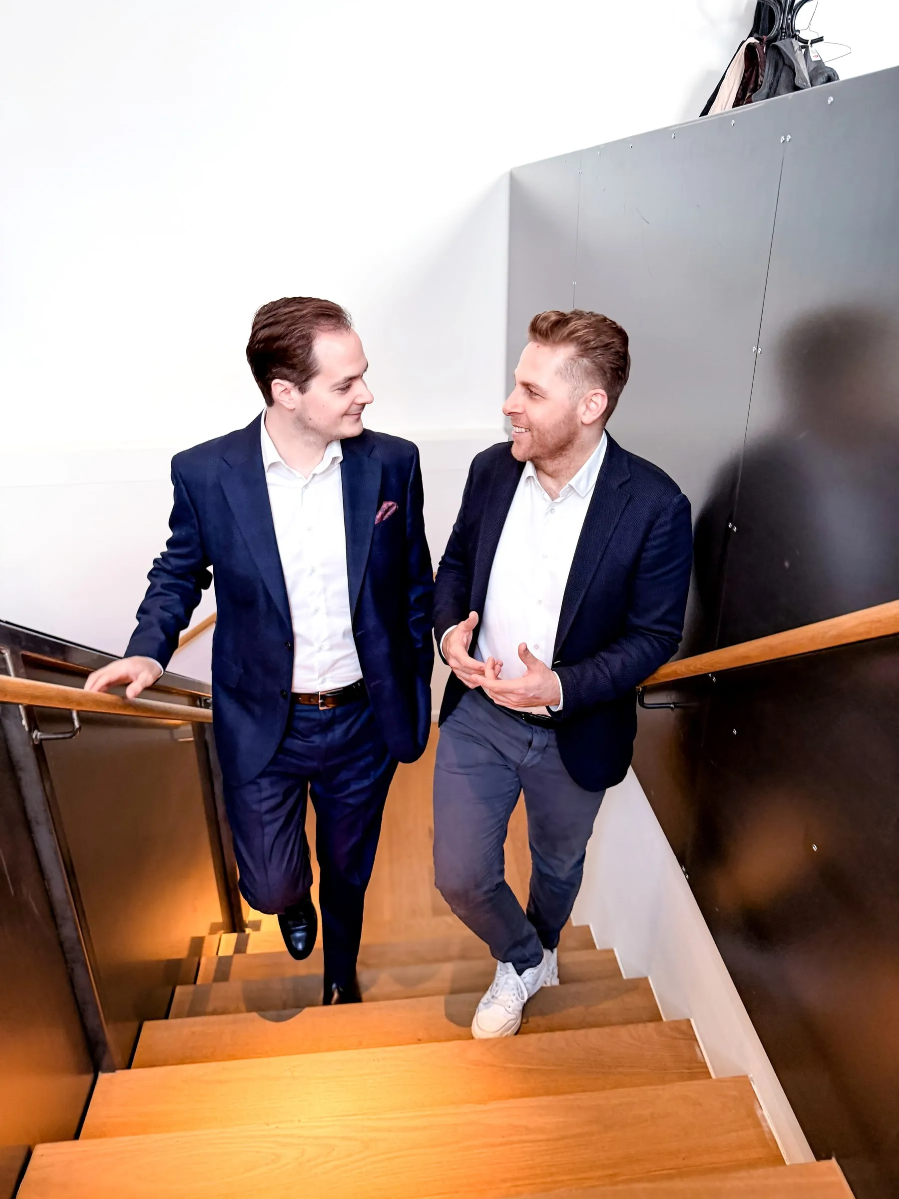 Julian Maly und Wolfgang Hank von fortalent im Gespräch auf der Treppe