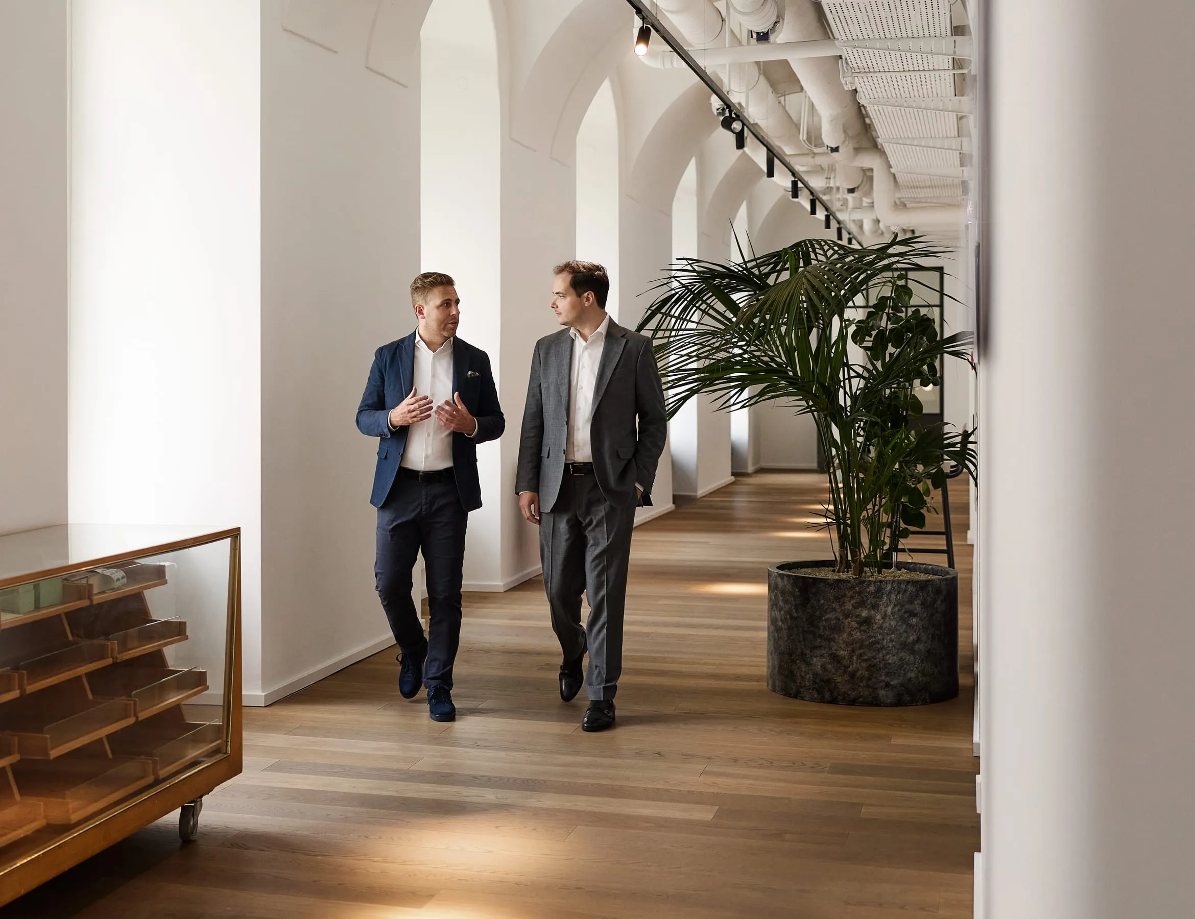 Julian Maly und Wolfgang Hank von fortalent im Gespräch im Gewölbegang
