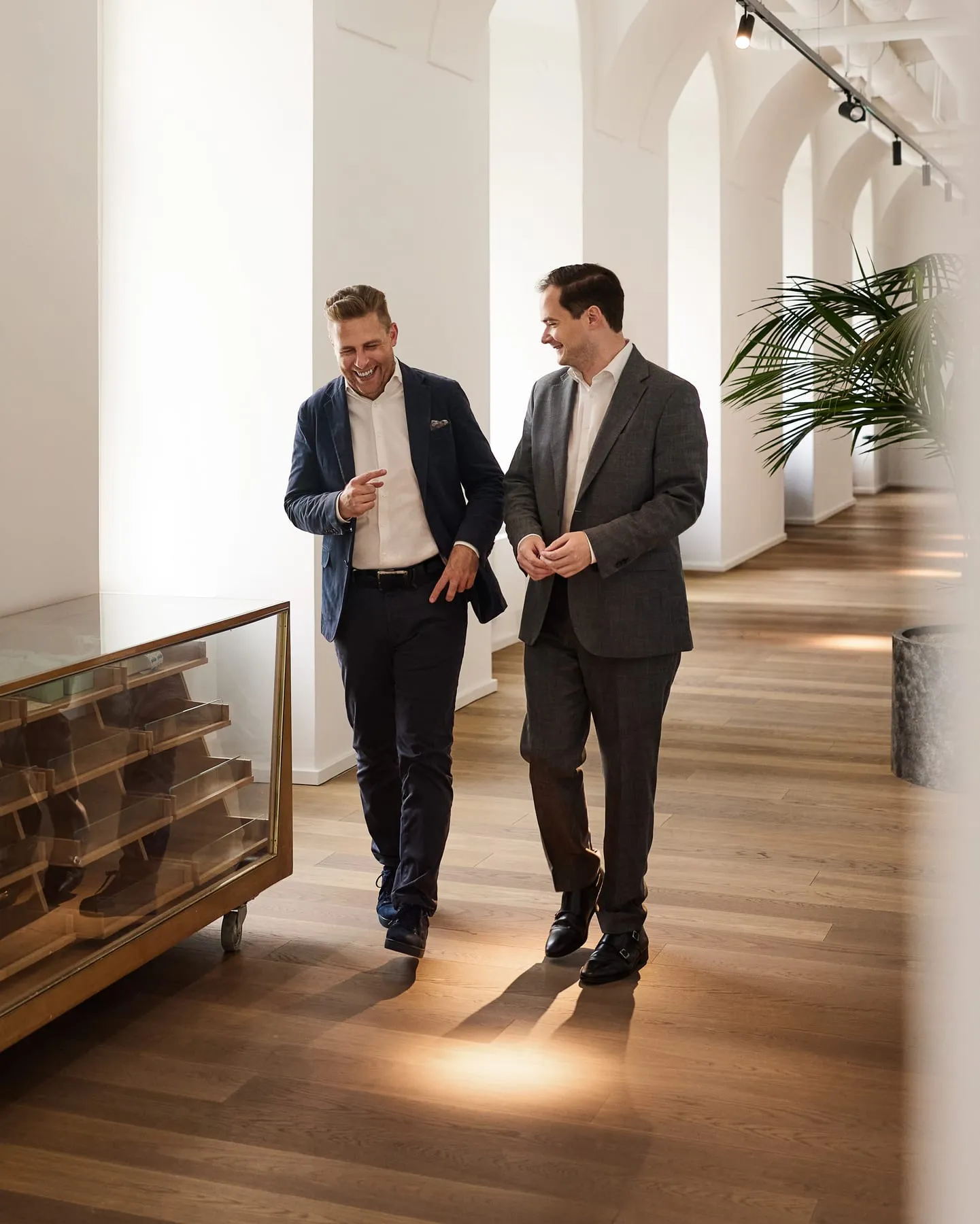 Julian Maly und Wolfgang Hank von fortalent gehen im Gespräch durch den Gewölbegang