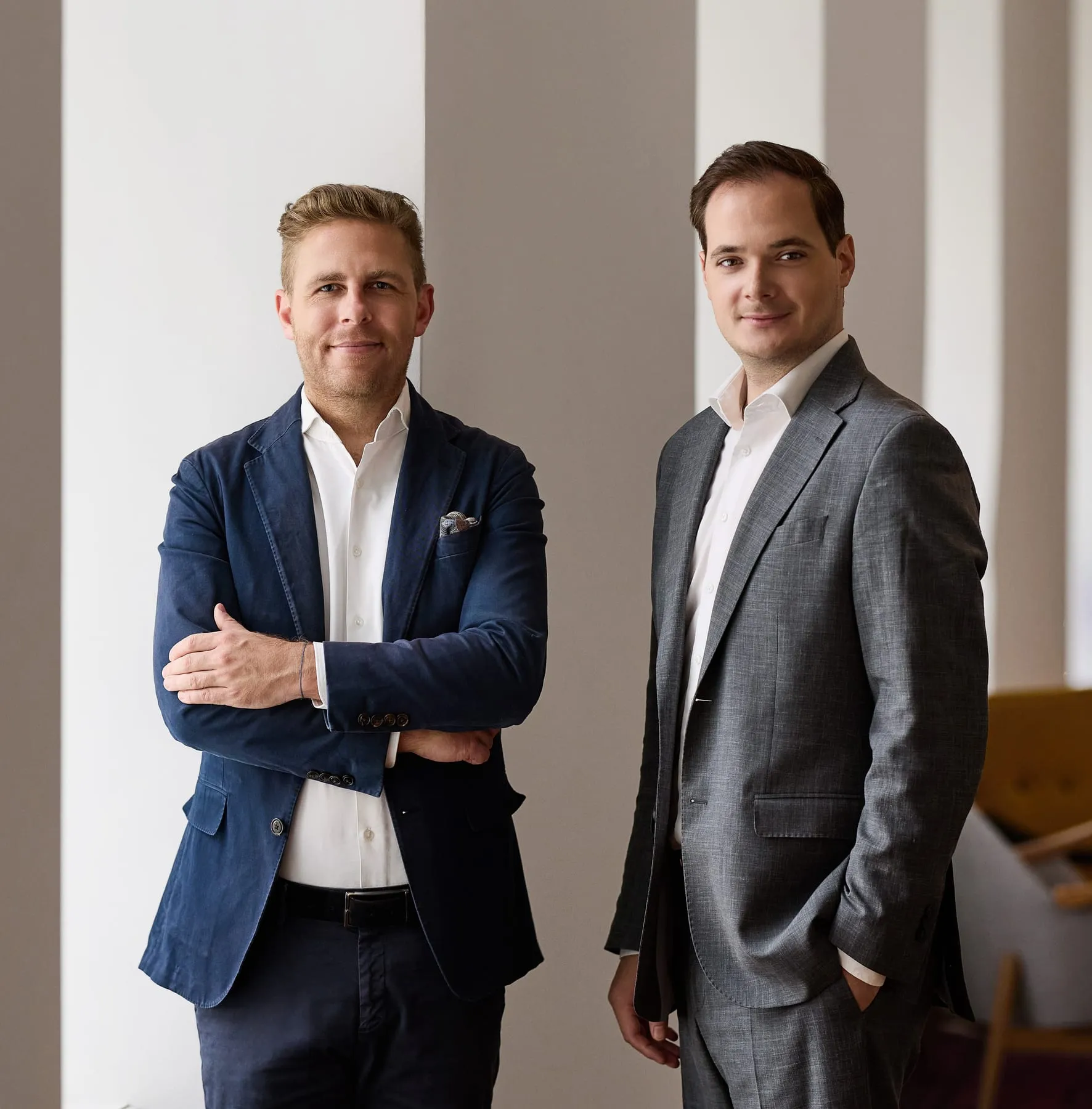 Julian Maly und Wolfgang Hank von fortalent zwischen den Säulen