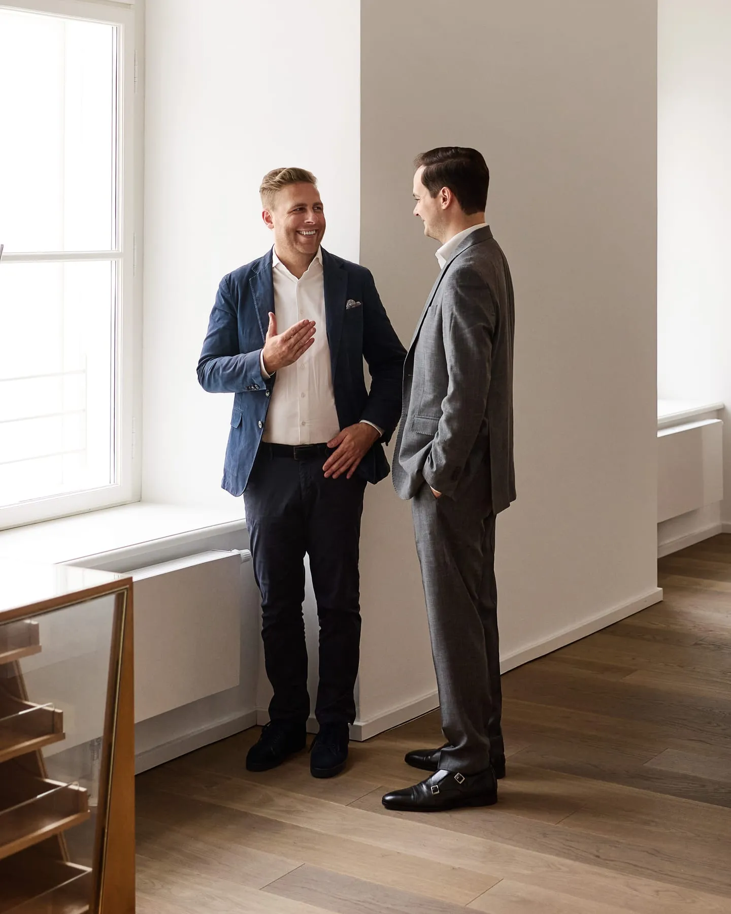 Julian Maly und Wolfgang Hank von fortalent im Gespräch am Fenster