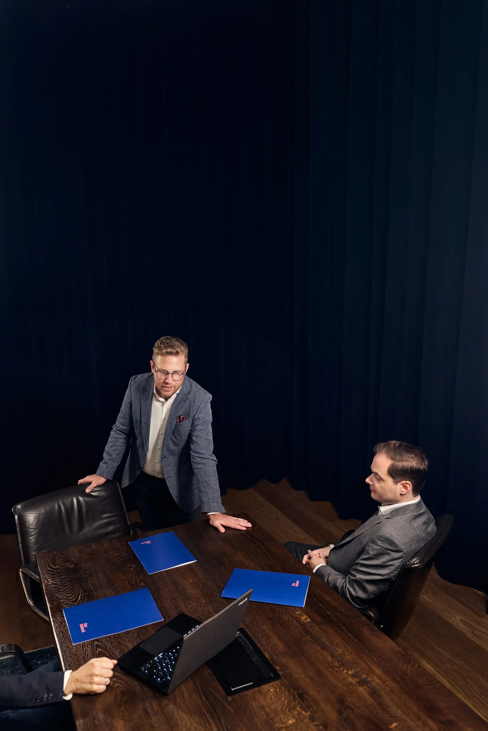 Julian Maly und Wolfgang Hank von fortalent in einer Besprechung am Tisch